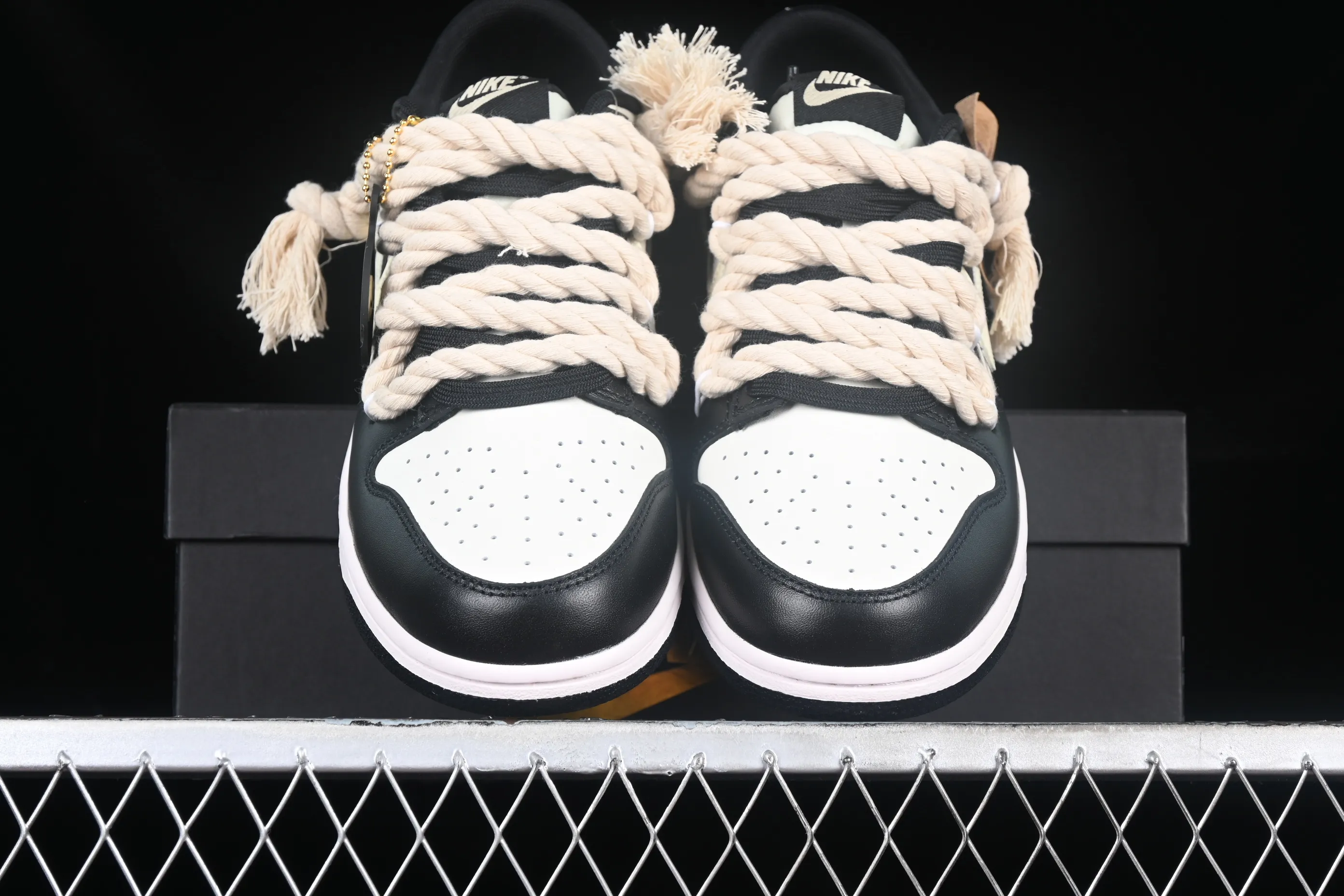 All categories Nk SB Dunk series Nk SB Dunk Low low-top sneakers Nk Dunk Low Fire Heart Scottish distressed panda SB deconstructed strap low-top retro casual sneakers DD1391-100